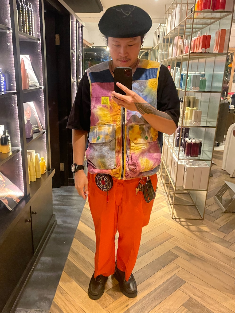 「blackmeansのアイテム（その他アウター、ブラック系）」を使った、許志安さん（メンズ・170cm）の冬コーディネートの2枚目の写真
