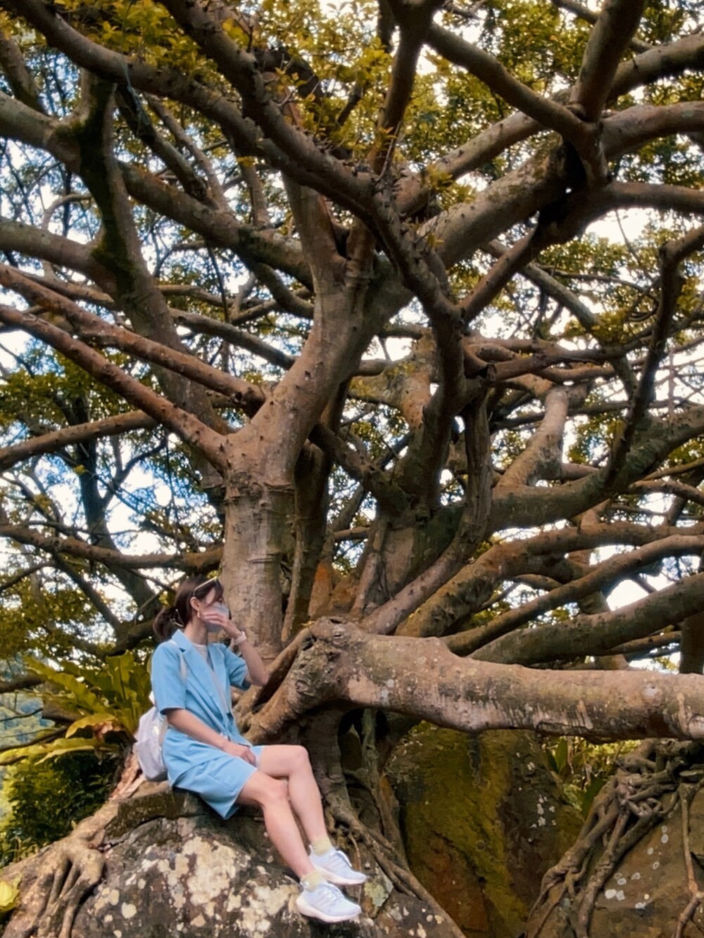 ベージュ系のバックパック/リュック、ブルー系のスーツパンツ、ブルー系のテーラードジャケットを着用したレディースの夏コーディネートの2枚目の写真