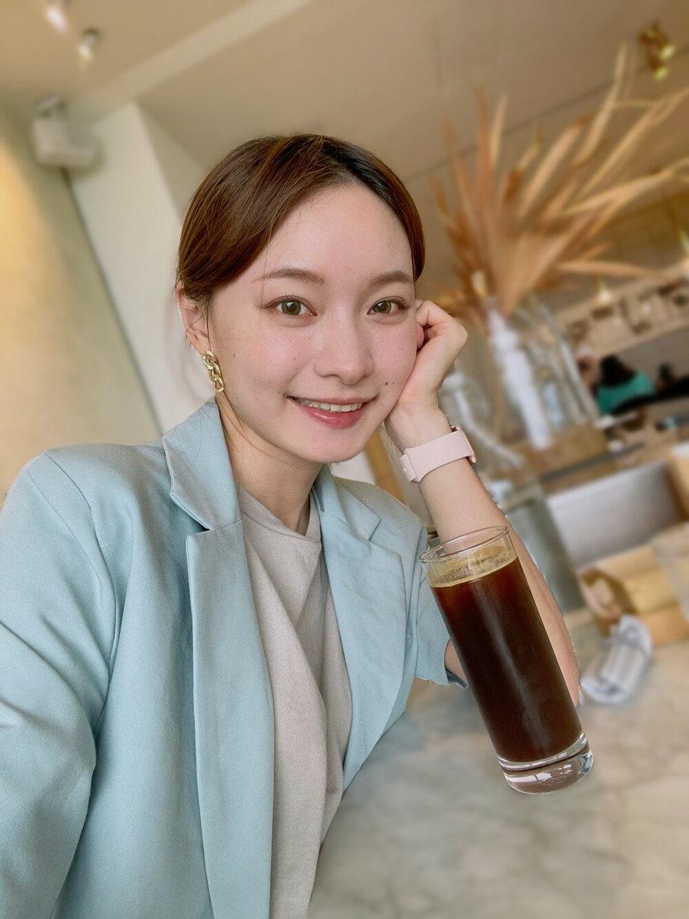 ベージュ系のバックパック/リュック、ブルー系のスーツパンツ、ブルー系のテーラードジャケットを着用したレディースの夏コーディネートの3枚目の写真