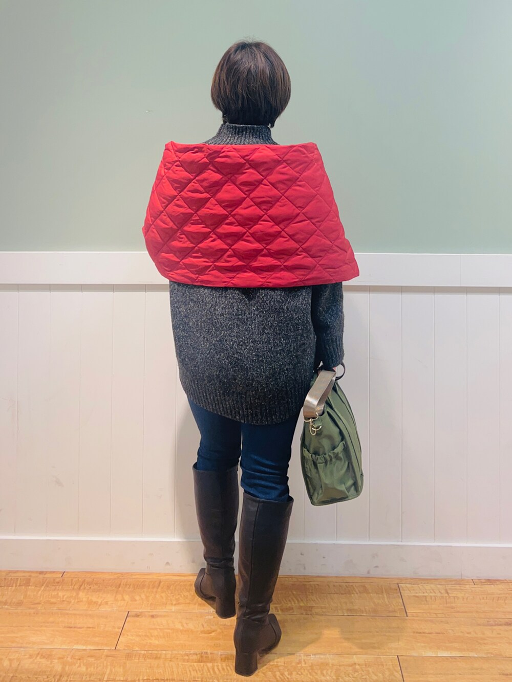 グレー系のニット/セーター、ブルー系のデニムパンツ、グリーン系のトートバッグを着用したレディースの冬コーディネートの3枚目の写真