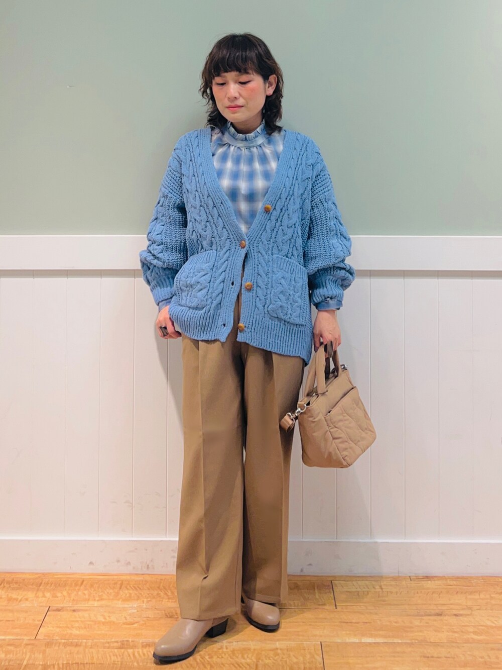 ブルー系のシャツ/ブラウス、ブルー系のカーディガン/ボレロ、ベージュ系のショルダーバッグを着用したレディースの秋コーディネートの4枚目の写真
