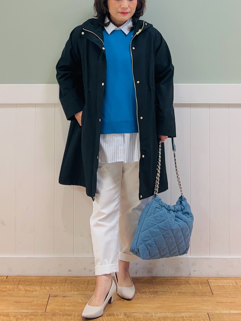 ブルー系のニット/セーター、ブラック系のその他アウター、ホワイト系のシャツ/ブラウスを着用したレディースの春コーディネートの4枚目の写真
