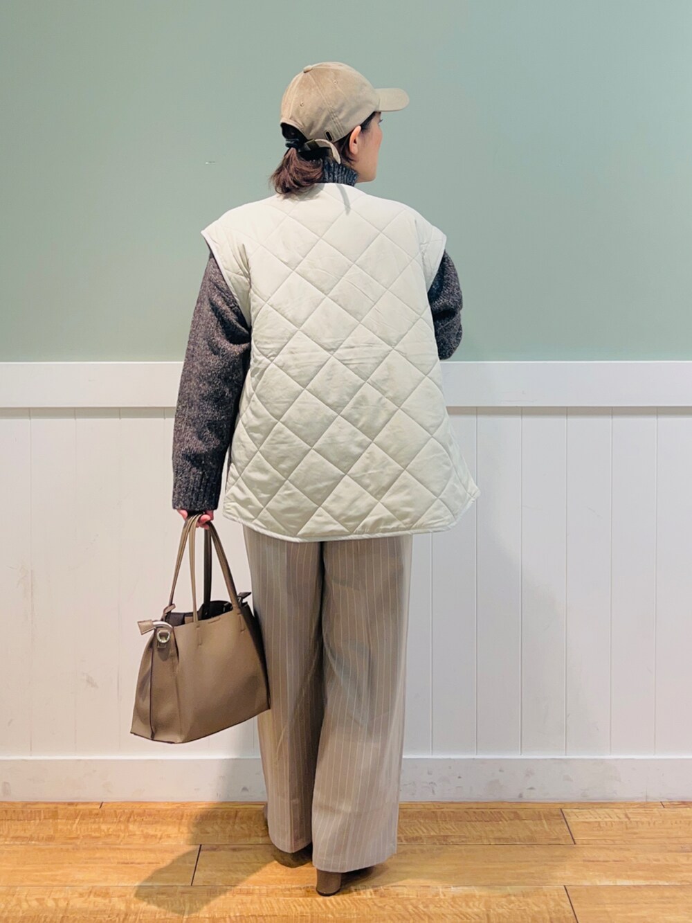 ベージュ系のブルゾン、ブラウン系のニット/セーター、ベージュ系のその他パンツを着用したレディースの秋コーディネートの2枚目の写真