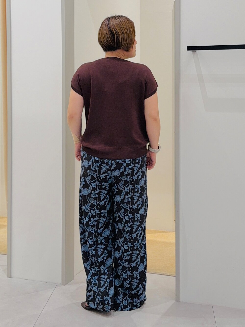ブラウン系のニット/セーター、ブラウン系のその他パンツ、ブラウン系のサンダルを着用したレディースの夏コーディネートの3枚目の写真