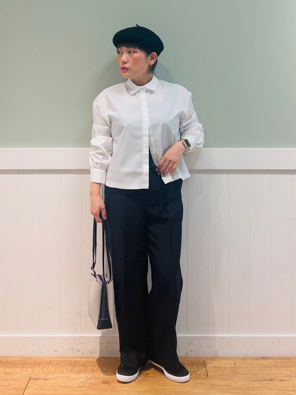 ホワイト系のシャツ/ブラウス、ブラック系のタンクトップ、グレー系のショルダーバッグを着用したレディースの秋コーディネートの3枚目の写真