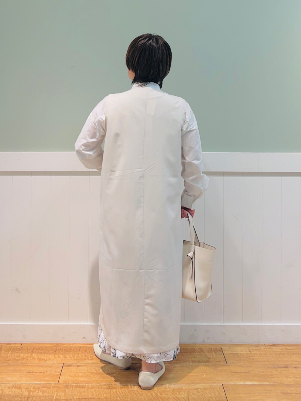 「大人カジュアル、シンプル、カジュアル、シンプルコーデ、オトナカジュアル、休日スタイル、きれいめカジュアル、春コーデ、おしゃれさんと繋がりたい、ootd、ワンピース、オトナ女子、ママコーデ、春服デビュー宣言、お洒落さんとつながりたい」｜「DRESKIPの【スタイリッシュに体型カバー】ノーカラーロングジレ（ベスト、ベージュ系）」を使った、タナさん（骨格ウェーブ・レディース・155cm）の春コーディネートの3枚目の写真