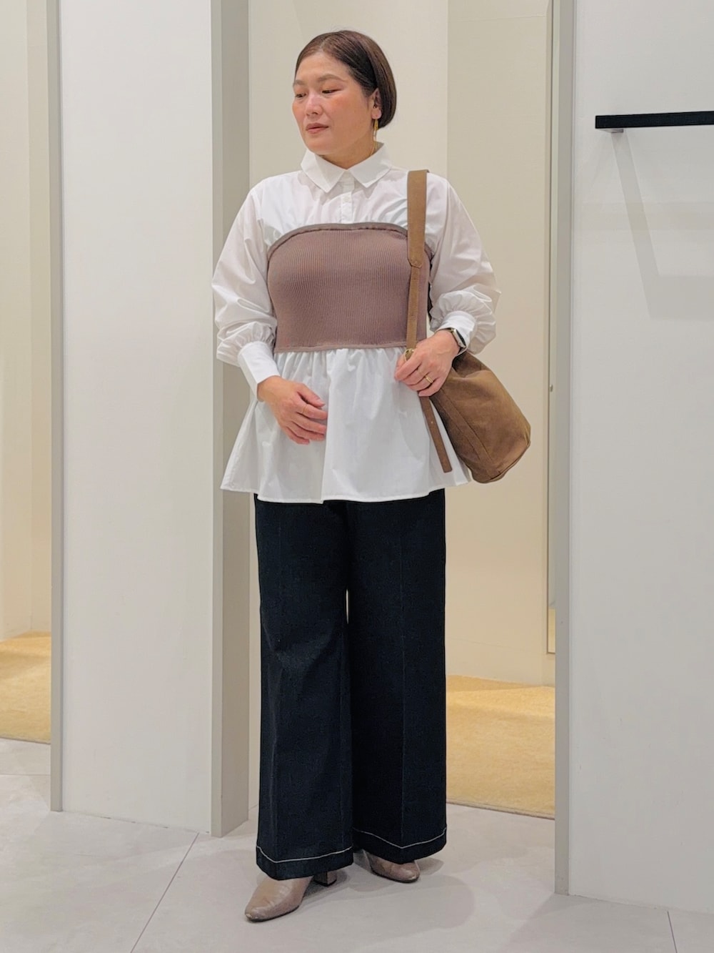 ホワイト系のシャツ/ブラウス、ブラック系のデニムパンツ、イエロー系のショルダーバッグを着用したレディースの秋コーディネートの2枚目の写真