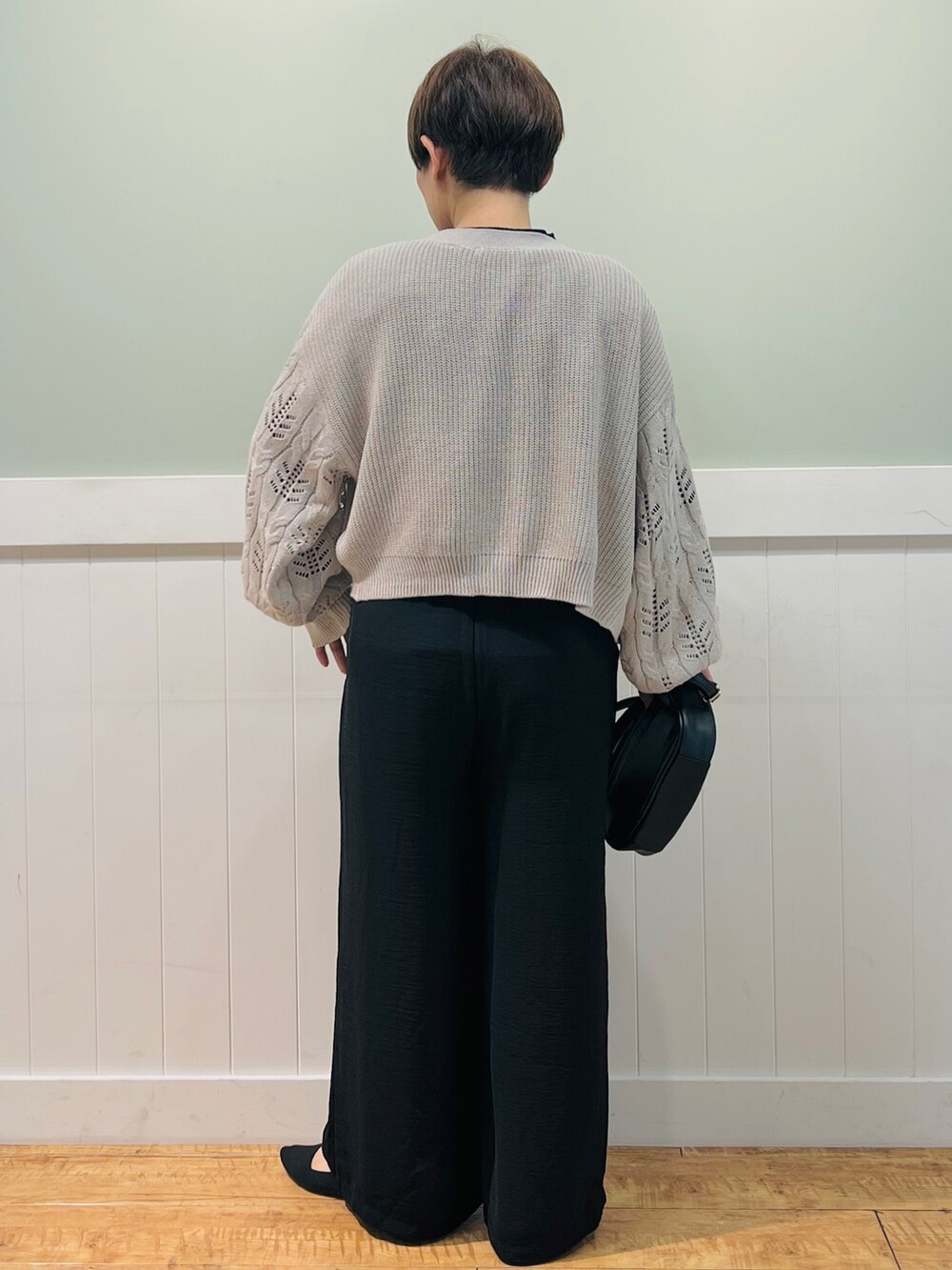 ベージュ系のカーディガン/ボレロ、ブラック系のシャツ/ブラウス、ブラック系のその他パンツを着用したレディースの秋コーディネートの3枚目の写真