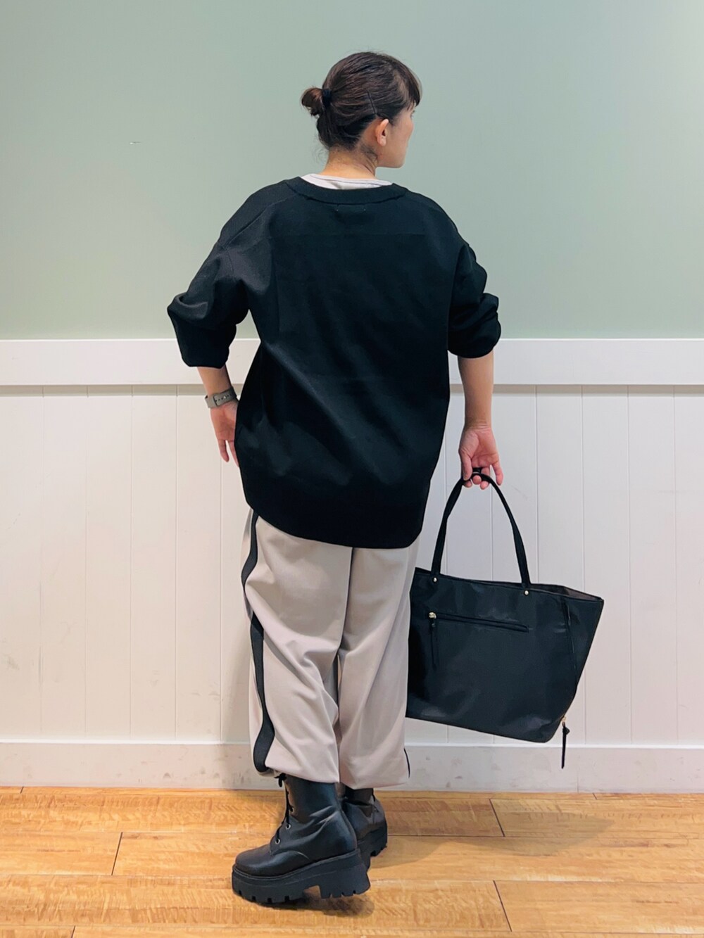 ブラック系のトートバッグ、グレー系のタンクトップ、ブラック系のカーディガン/ボレロを着用したレディースの冬コーディネートの3枚目の写真