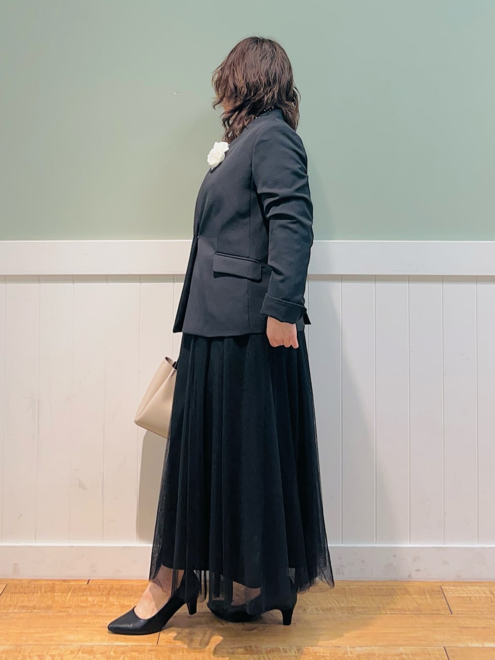 ブラック系のノーカラージャケット、ブラック系のシャツ/ブラウス、グレー系のトートバッグを着用したレディースの冬コーディネートの3枚目の写真