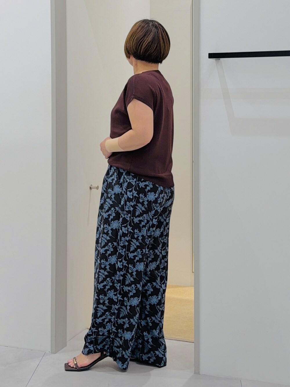 ブラウン系のニット/セーター、ブラウン系のその他パンツ、ブラウン系のサンダルを着用したレディースの夏コーディネートの2枚目の写真