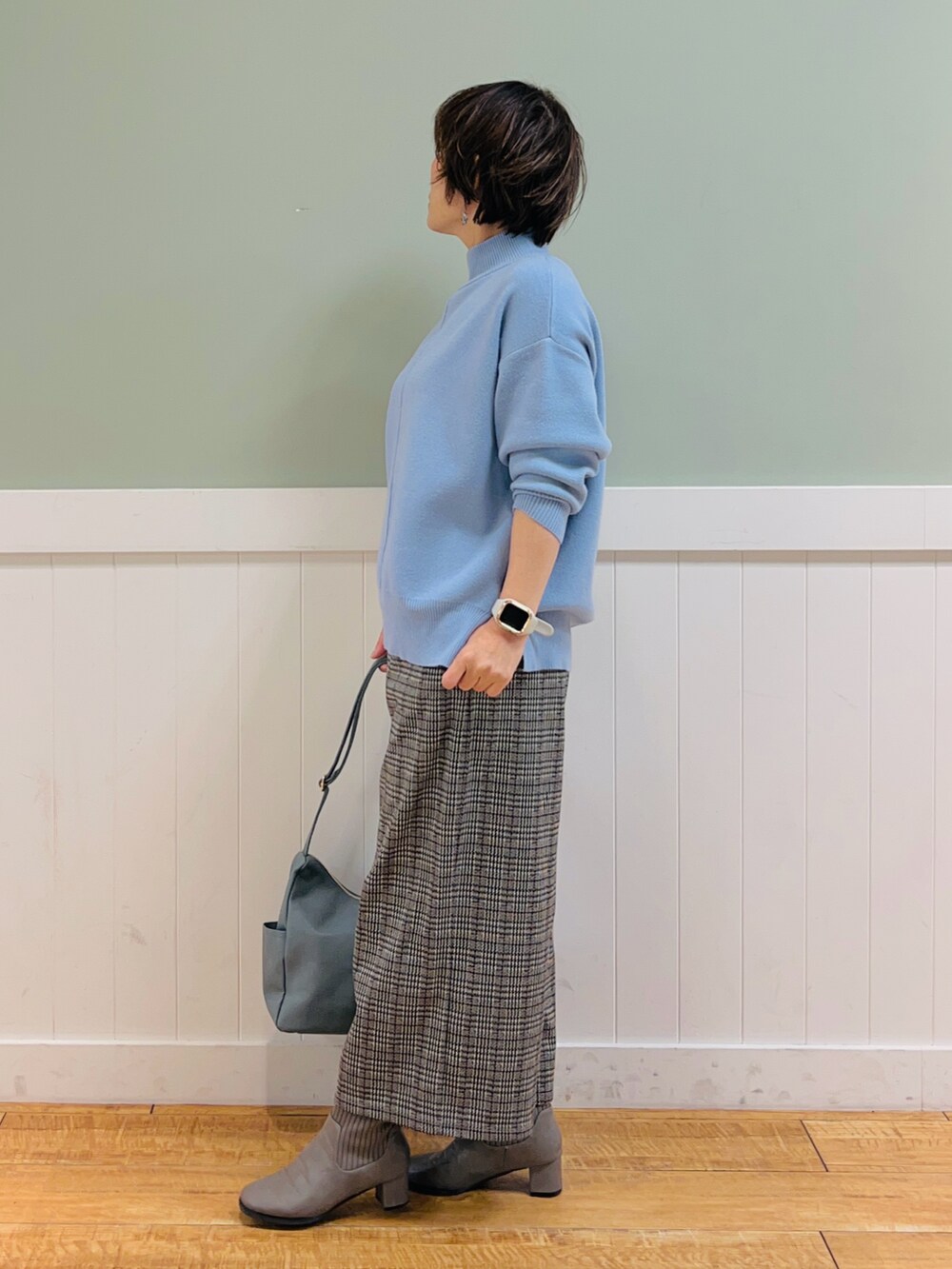 ブルー系のニット/セーター、ベージュ系のその他パンツ、ブルー系のショルダーバッグを着用したレディースの冬コーディネートの3枚目の写真