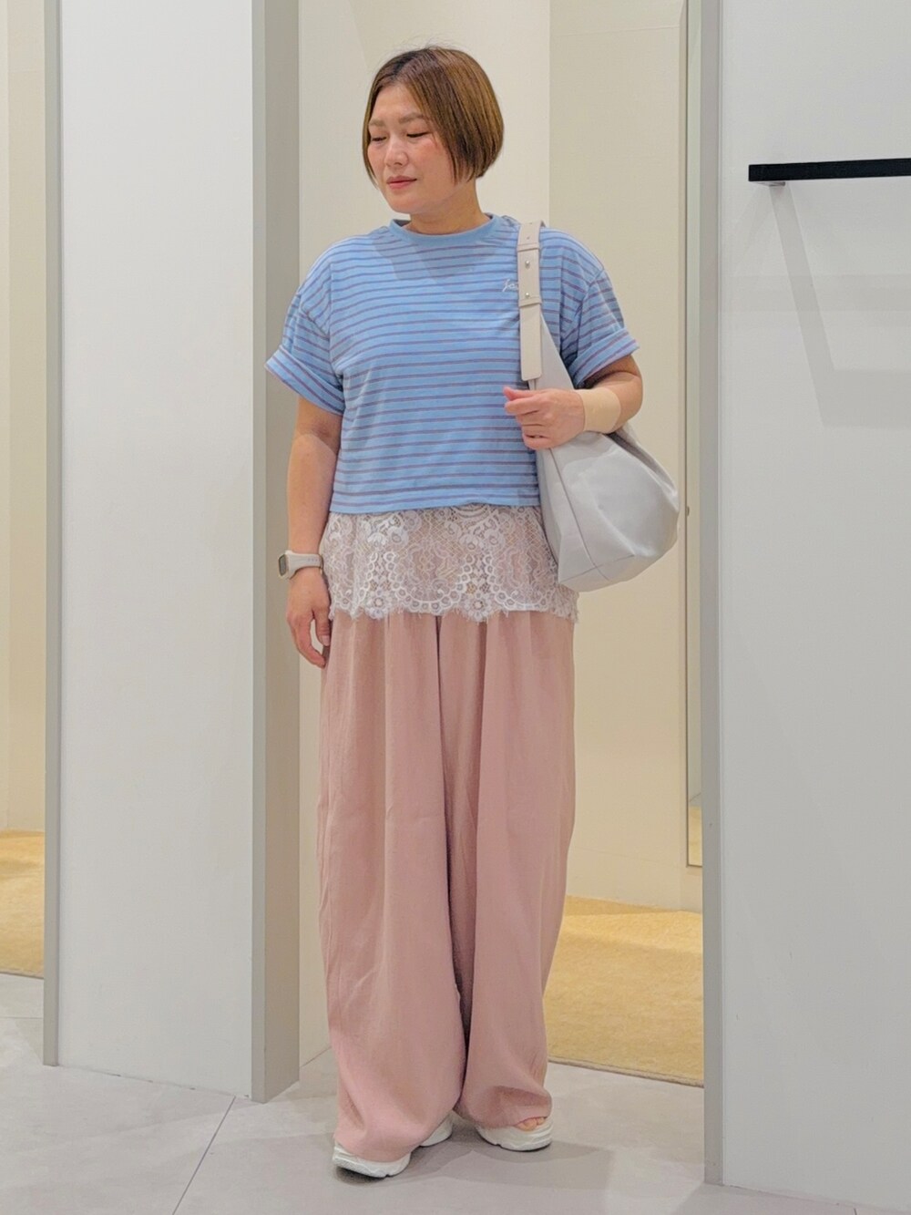 ブルー系のTシャツ/カットソー、ホワイト系のタンクトップ、ピンク系のその他パンツを着用したレディースの夏コーディネートの2枚目の写真