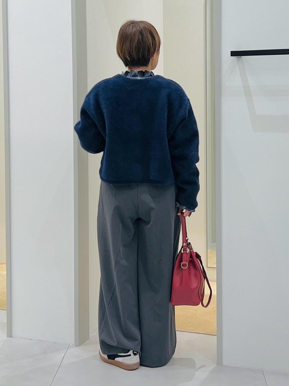 ブルー系のカーディガン/ボレロ、ブルー系のシャツ/ブラウス、ブラック系のその他パンツを着用したレディースの秋コーディネートの4枚目の写真