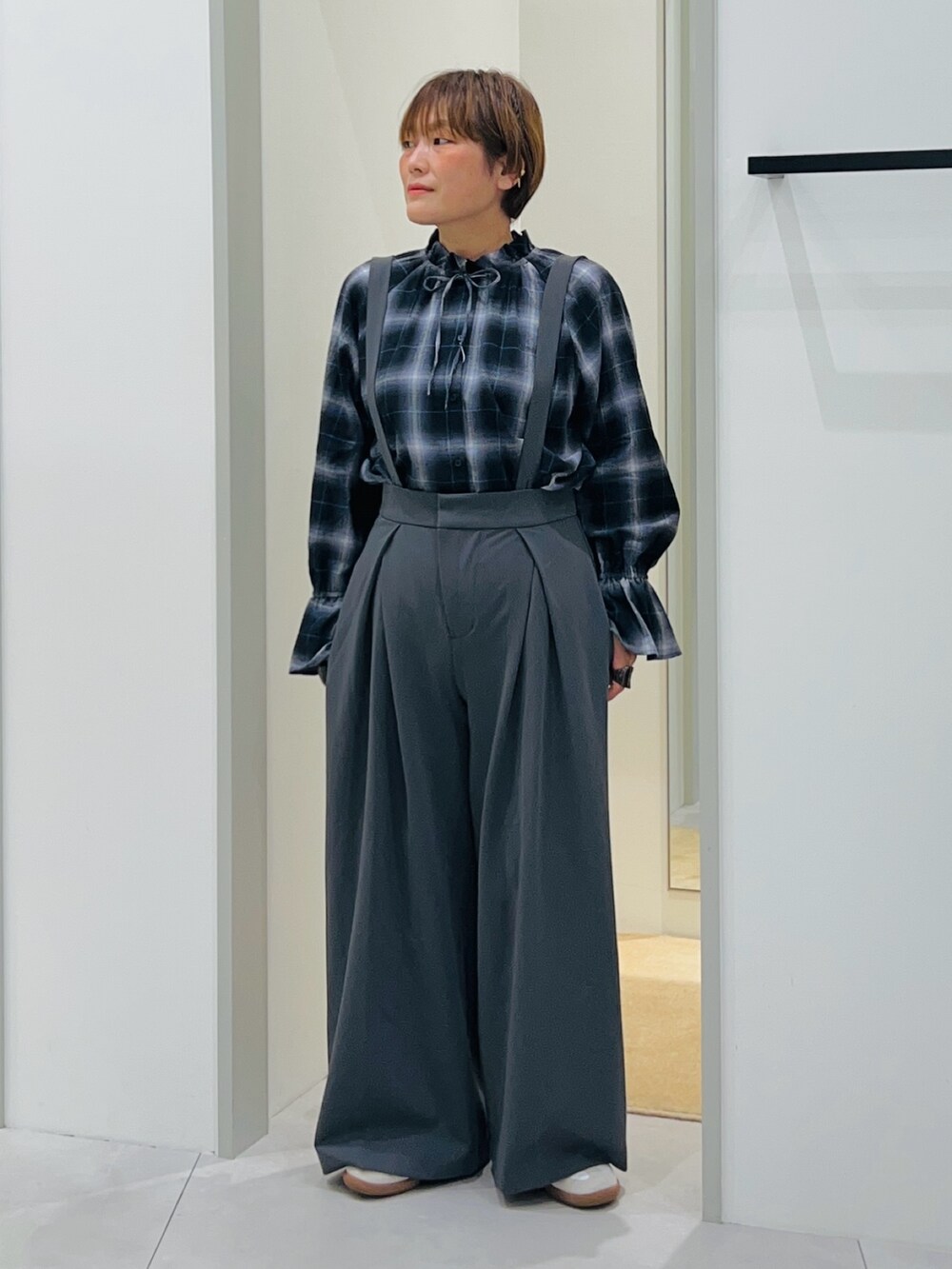 ブルー系のカーディガン/ボレロ、ブルー系のシャツ/ブラウス、ブラック系のその他パンツを着用したレディースの秋コーディネートの2枚目の写真