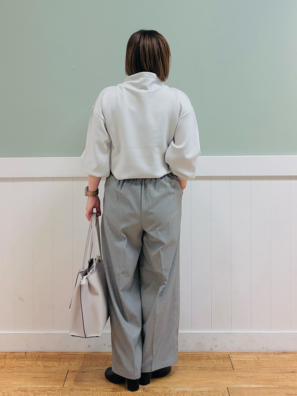 グレー系のスウェット、グレー系のその他パンツ、グレー系のトートバッグを着用したレディースの秋コーディネートの3枚目の写真