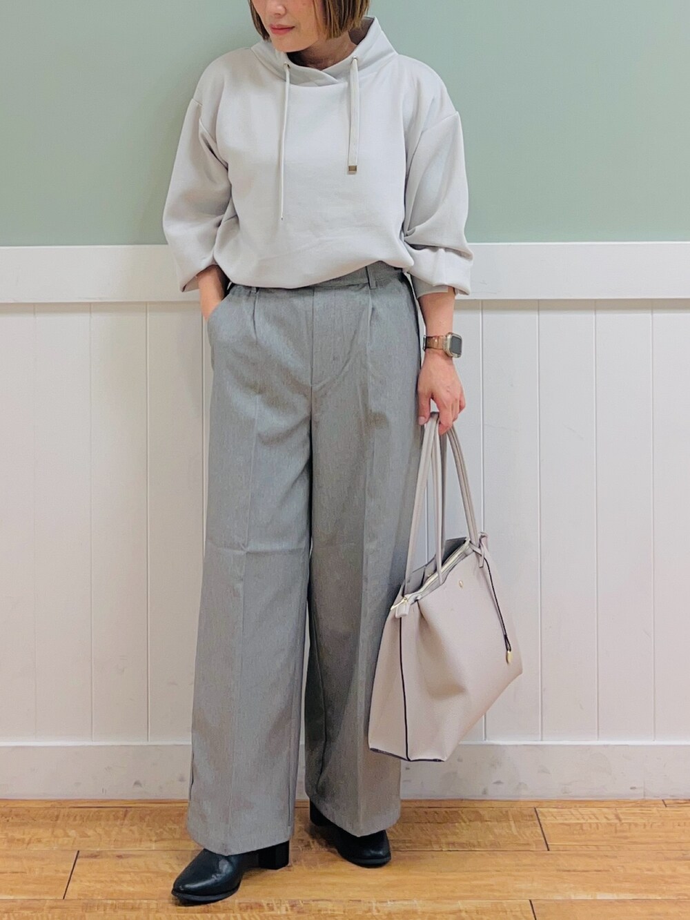 グレー系のスウェット、グレー系のその他パンツ、グレー系のトートバッグを着用したレディースの秋コーディネートの4枚目の写真