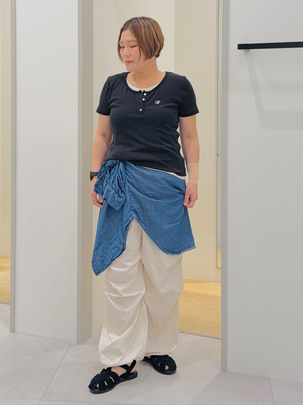 ブラック系のTシャツ/カットソー、ブルー系のシャツ/ブラウス、ホワイト系のその他パンツを着用したレディースの夏コーディネートの4枚目の写真