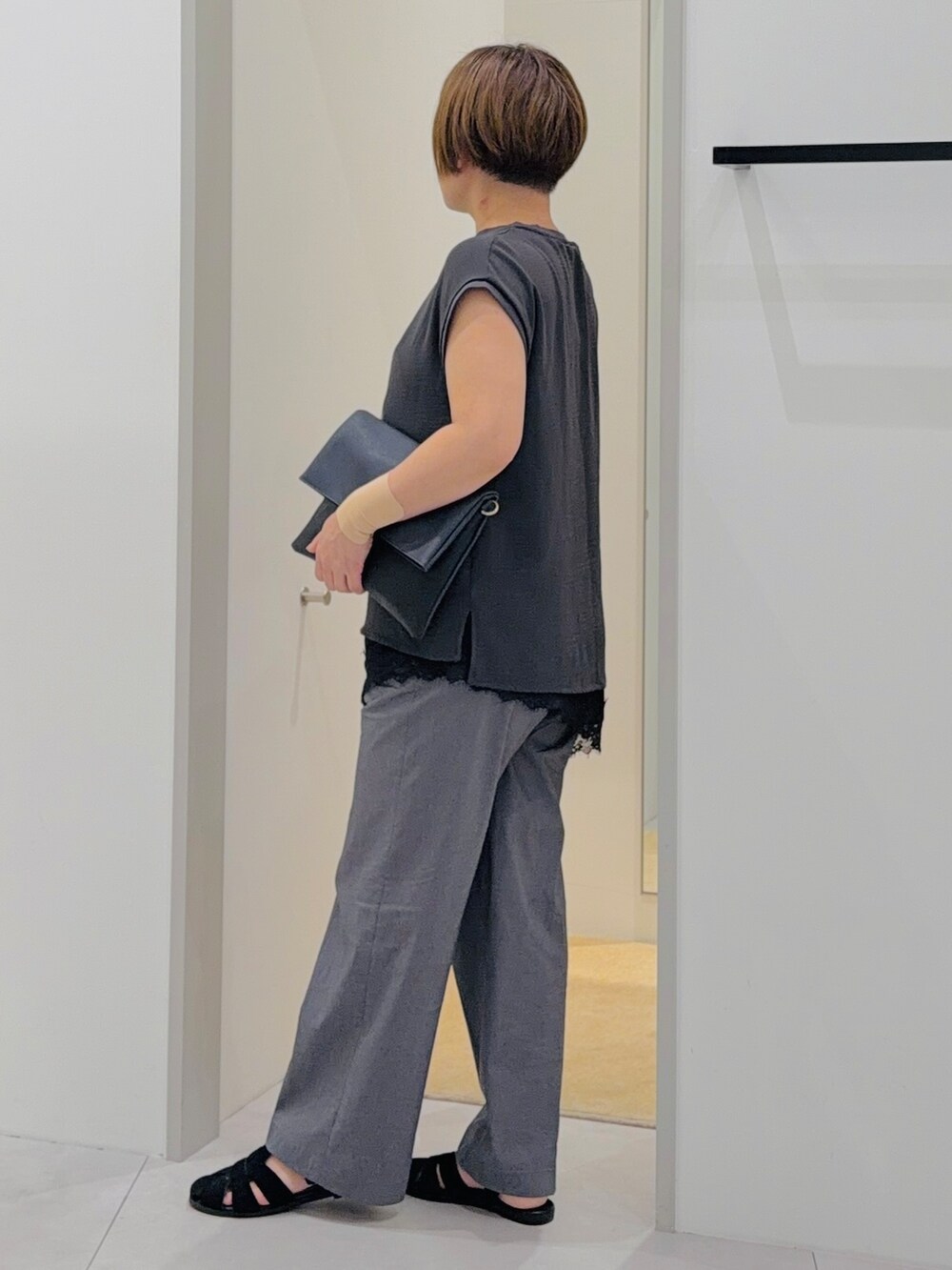 ブラック系のTシャツ/カットソー、ブラック系のタンクトップ、グレー系のその他パンツを着用したレディースの夏コーディネートの2枚目の写真