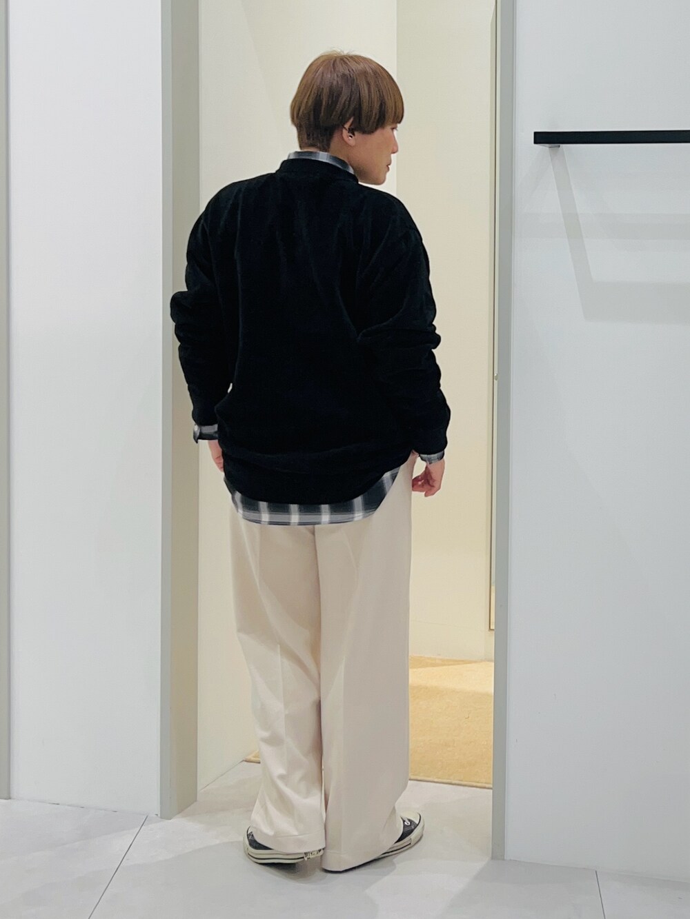 ブラック系のシャツ/ブラウス、ブラック系のニット/セーター、ホワイト系のその他パンツを着用したレディースの秋コーディネートの3枚目の写真