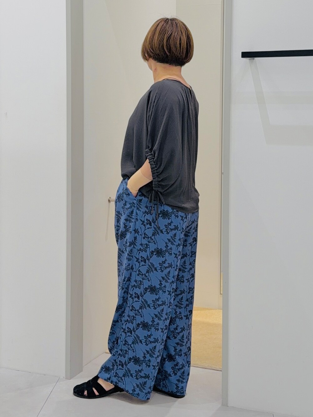 ブラック系のシャツ/ブラウス、ブルー系のその他パンツ、ブラック系のサンダルを着用したレディースの夏コーディネートの2枚目の写真