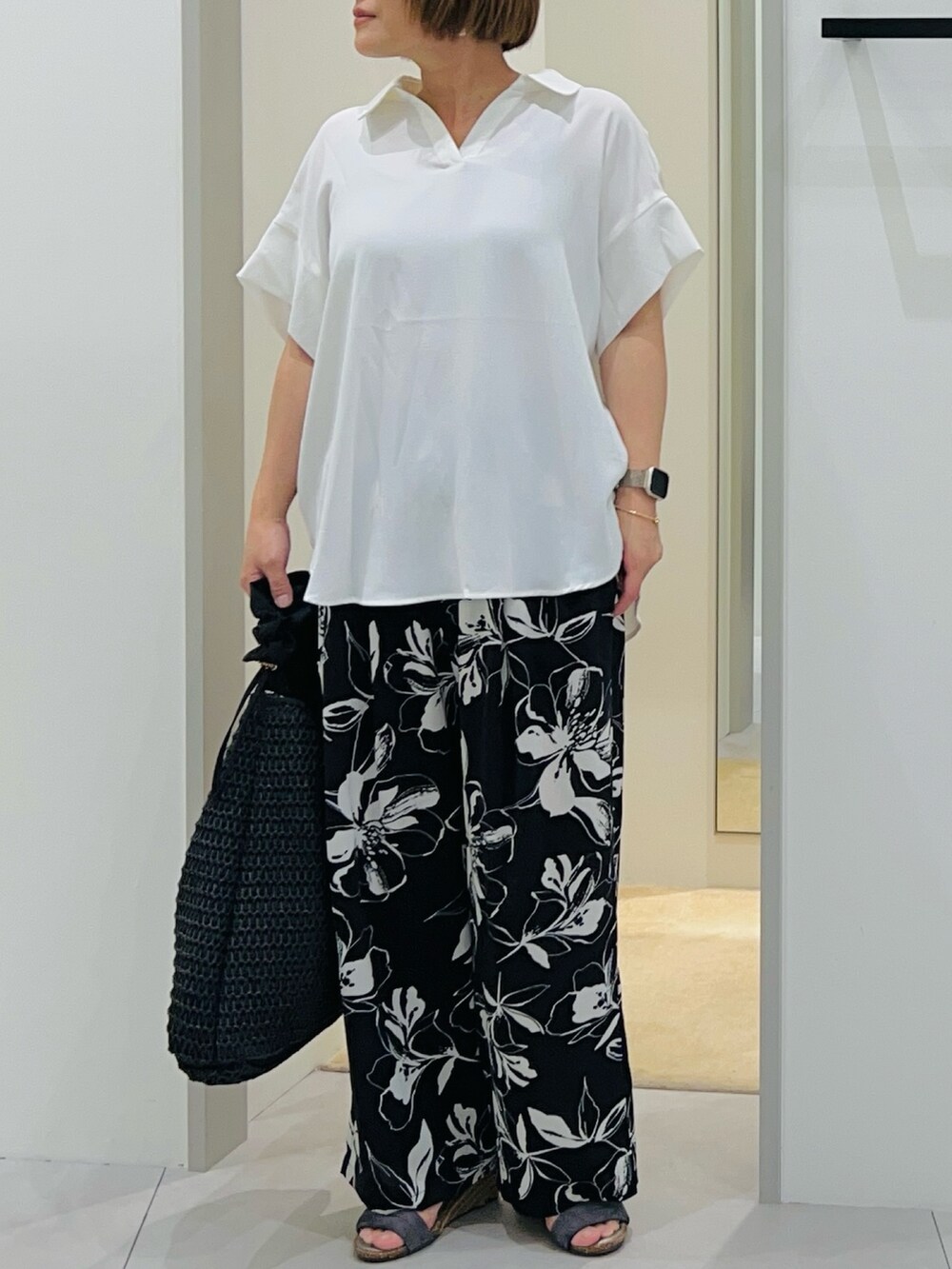 「大人カジュアル、大人コーデ、シンプルコーデ、シンプル、カジュアル、カジュアルコーデ、きれいめカジュアル、オトナカジュアル、オトナ女子、ootd、低身長、低身長コーデ、プチプラ、プチプラコーデ、白Tシャツ」｜「THE SHOP TK の【宮城舞さん着用】スキッパーシャツ/防シワ／接触冷感／洗濯機OK/セットアップ可（シャツ/ブラウス、ホワイト系）」を使った、タナさん（レディース・155cm）の夏コーディネートの4枚目の写真