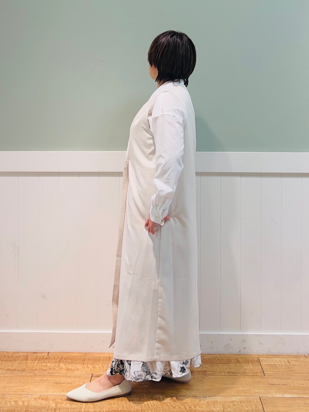 「大人カジュアル、シンプル、カジュアル、シンプルコーデ、オトナカジュアル、休日スタイル、きれいめカジュアル、春コーデ、おしゃれさんと繋がりたい、ootd、ワンピース、オトナ女子、ママコーデ、春服デビュー宣言、お洒落さんとつながりたい」｜「DRESKIPの【スタイリッシュに体型カバー】ノーカラーロングジレ（ベスト、ベージュ系）」を使った、タナさん（骨格ウェーブ・レディース・155cm）の春コーディネートの2枚目の写真