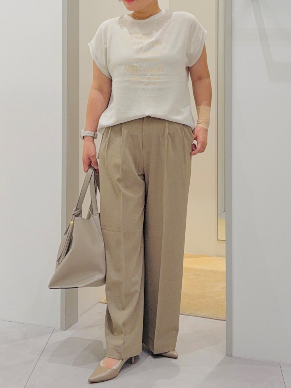 ベージュ系のTシャツ/カットソー、ベージュ系のその他パンツ、ベージュ系のトートバッグを着用したレディースの夏コーディネートの5枚目の写真