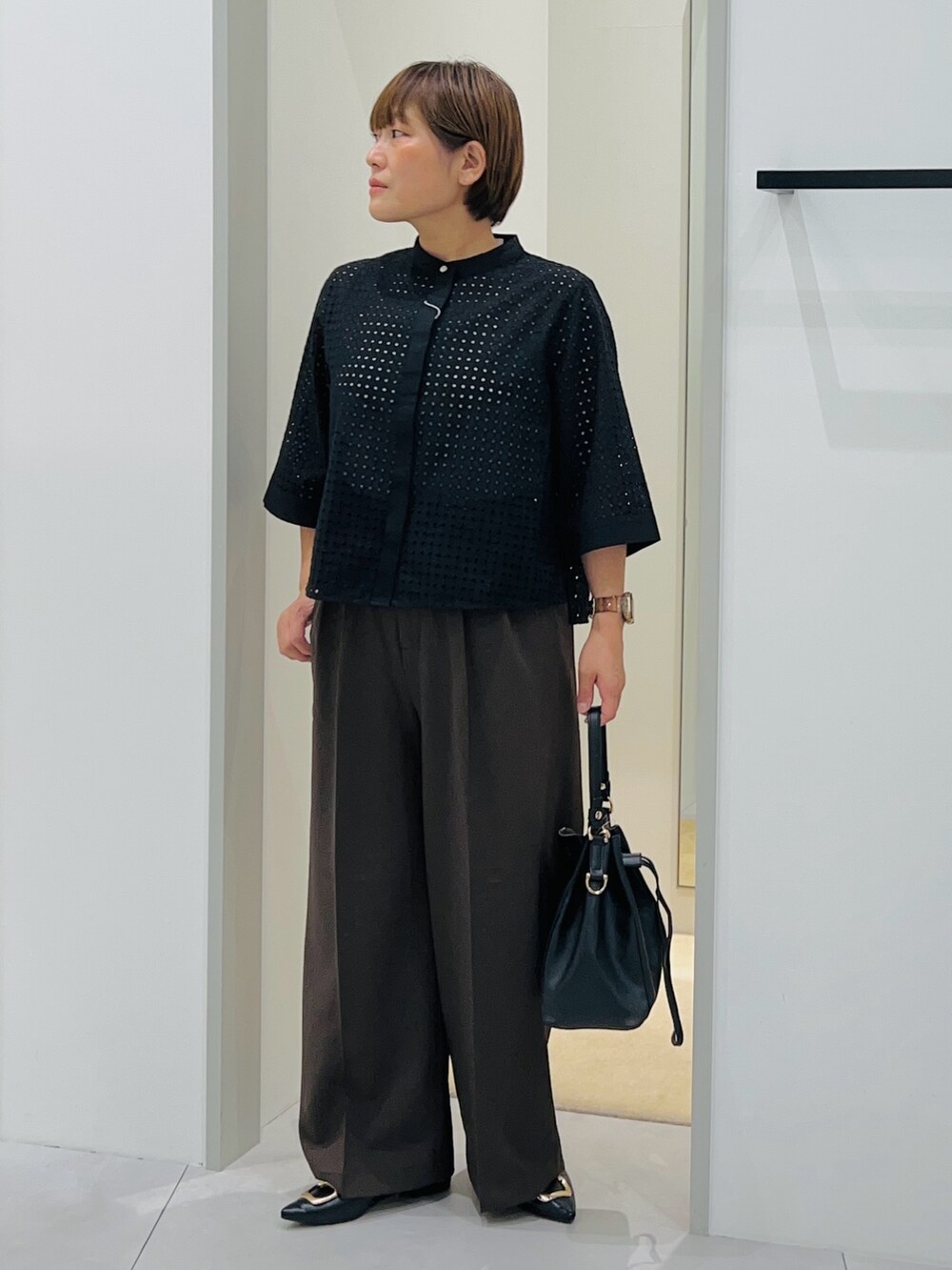 ブラック系のシャツ/ブラウス、ブラウン系のその他パンツ、ブラック系のショルダーバッグを着用したレディースの夏コーディネートの4枚目の写真
