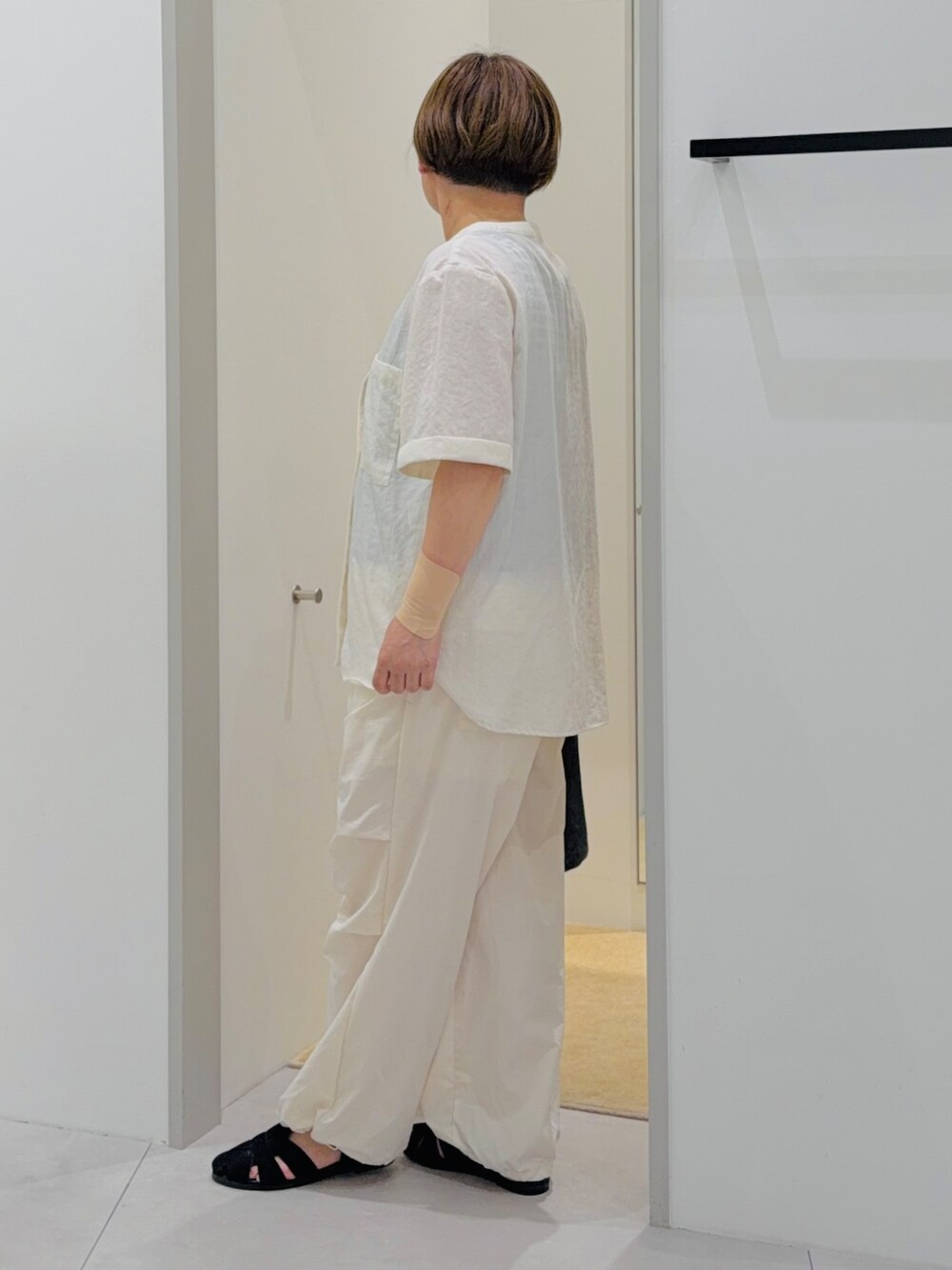 ホワイト系のシャツ/ブラウス、ブラック系のタンクトップ、ホワイト系のその他パンツを着用したレディースの夏コーディネートの2枚目の写真