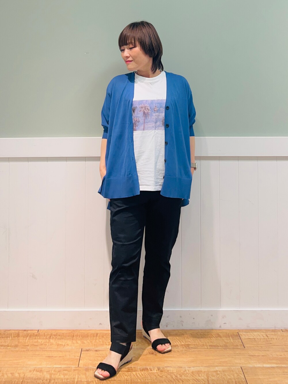 ホワイト系のTシャツ/カットソー、ブルー系のカーディガン/ボレロ、ブラック系のその他パンツを着用したレディースの春コーディネートの5枚目の写真