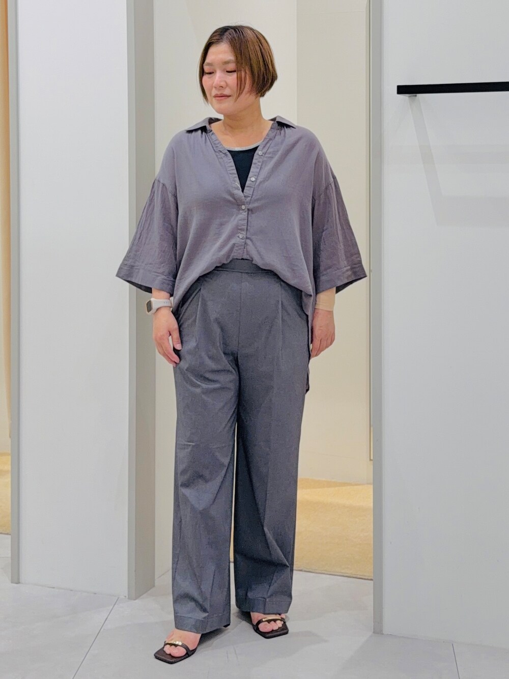 ブラック系のシャツ/ブラウス、ブラック系のタンクトップ、グレー系のその他パンツを着用したレディースの夏コーディネートの2枚目の写真