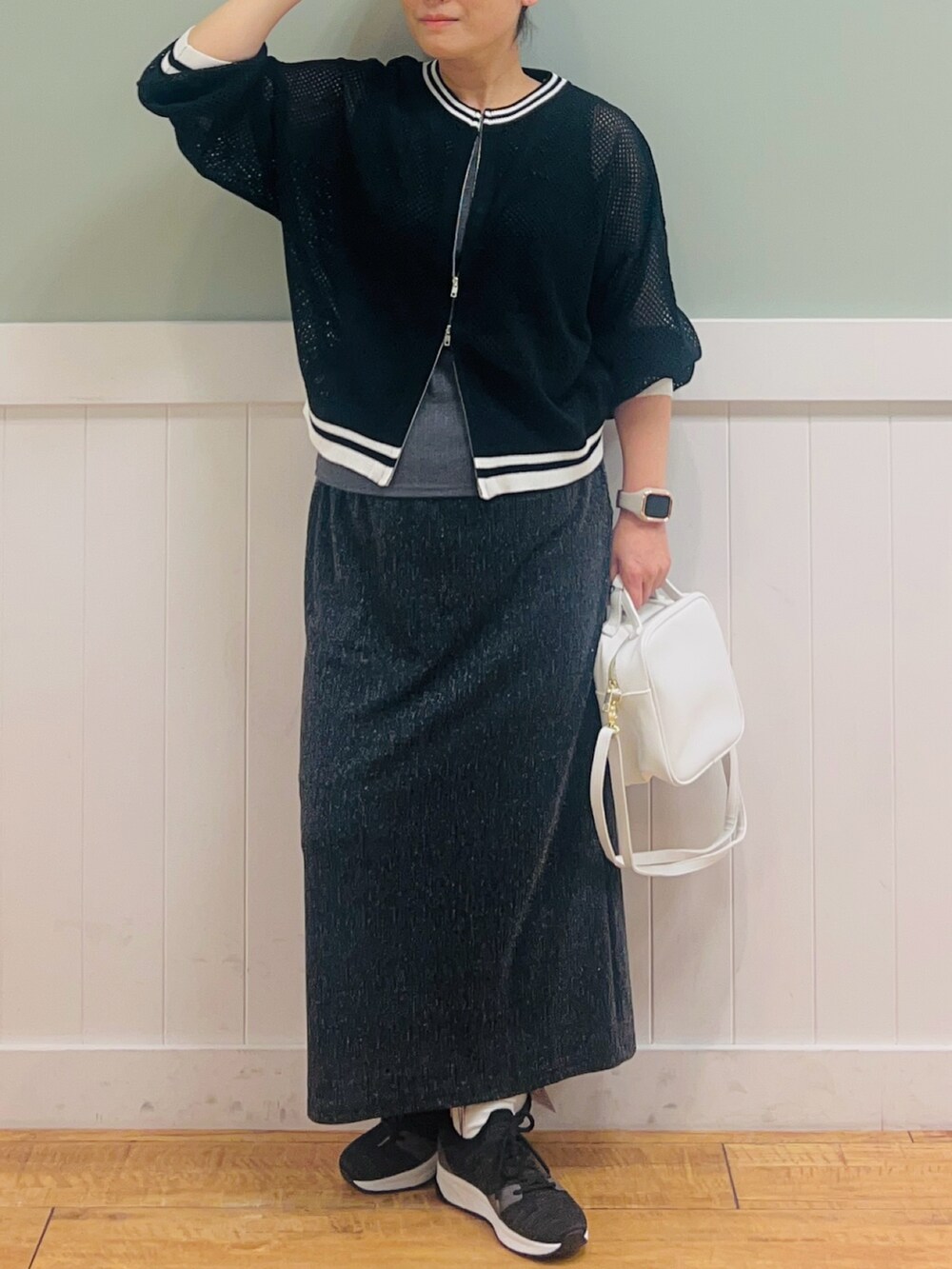 ブラック系のカーディガン/ボレロ、ホワイト系のショルダーバッグ、グレー系のタンクトップを着用したレディースの春コーディネートの3枚目の写真