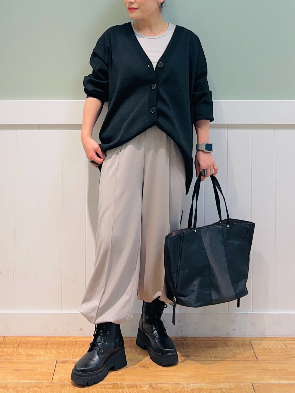 ブラック系のトートバッグ、グレー系のタンクトップ、ブラック系のカーディガン/ボレロを着用したレディースの冬コーディネートの4枚目の写真