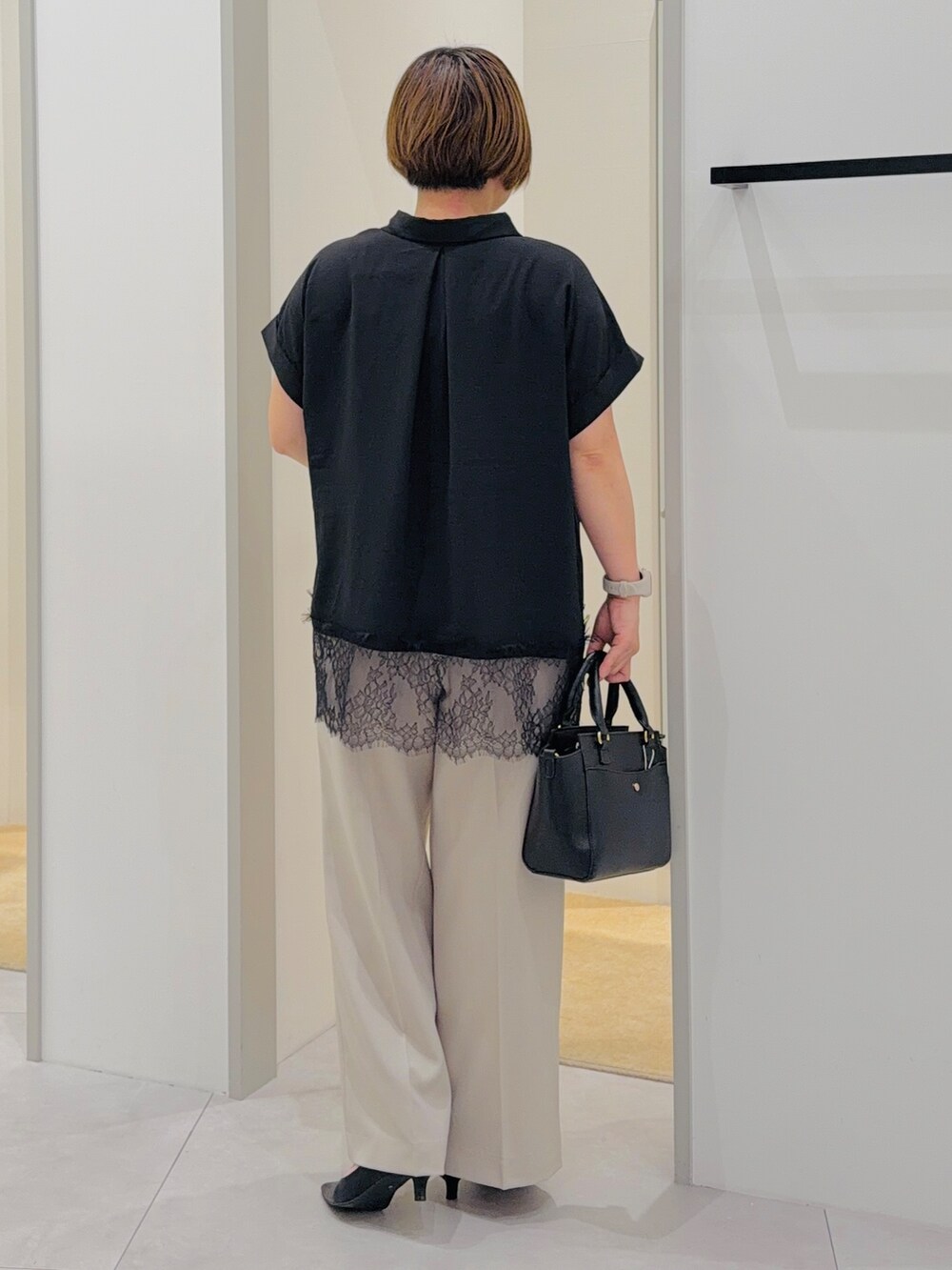 ブラック系のシャツ/ブラウス、ベージュ系のその他パンツ、ブラック系のトートバッグを着用したレディースの夏コーディネートの4枚目の写真