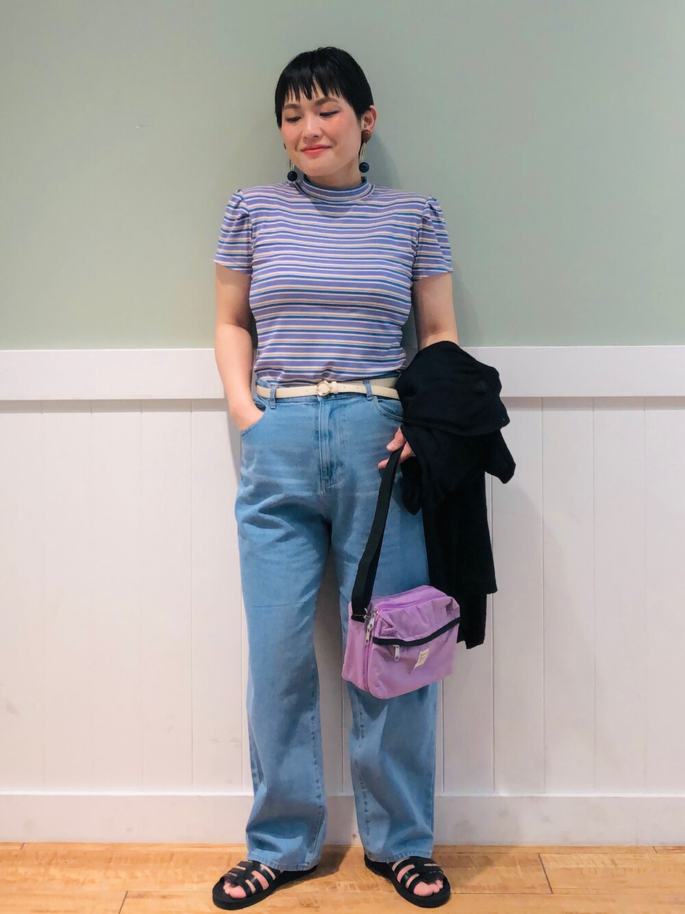 パープル系のニット/セーター、ブラック系のワンピース、パープル系のショルダーバッグを着用したレディースの夏コーディネートの2枚目の写真