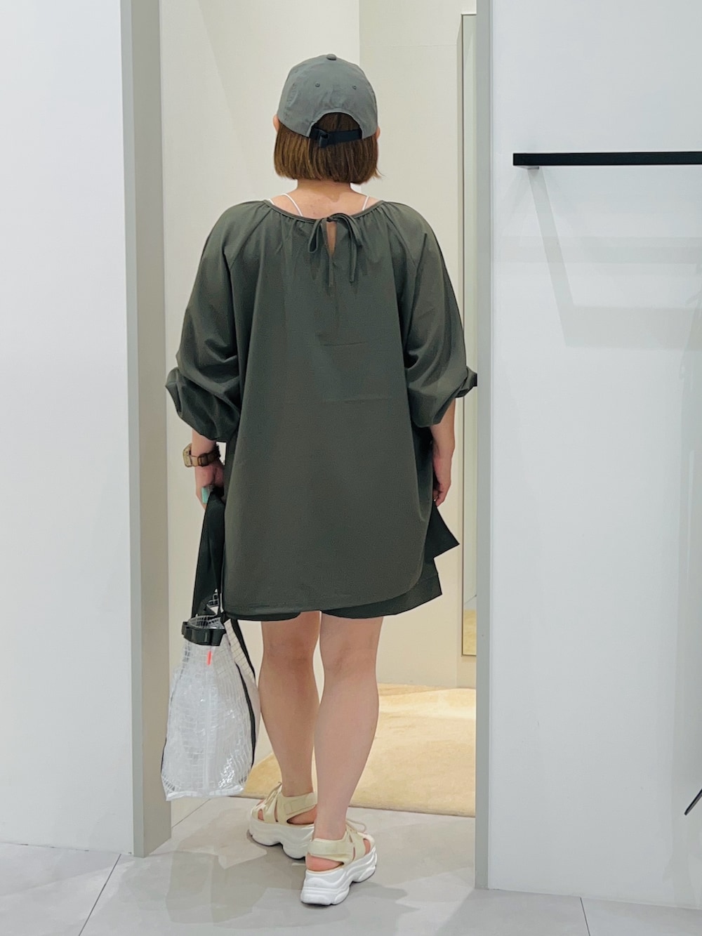 「大人カジュアル、大人コーデ、シンプルコーデ、シンプル、カジュアル、カジュアルコーデ、オトナカジュアル、オトナ女子、休日スタイル、休日コーデ、セットアップ、水着、水着コーデ、撥水加工、ootd」｜「THE SHOP TK の厚底スポーティサンダル（サンダル、ホワイト系）」を使った、タナさん（骨格ウェーブ・レディース・155cm）の夏コーディネートの4枚目の写真