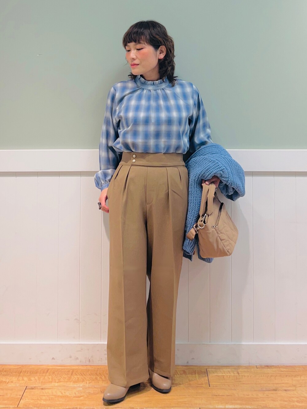 ブルー系のシャツ/ブラウス、ブルー系のカーディガン/ボレロ、ベージュ系のショルダーバッグを着用したレディースの秋コーディネートの3枚目の写真