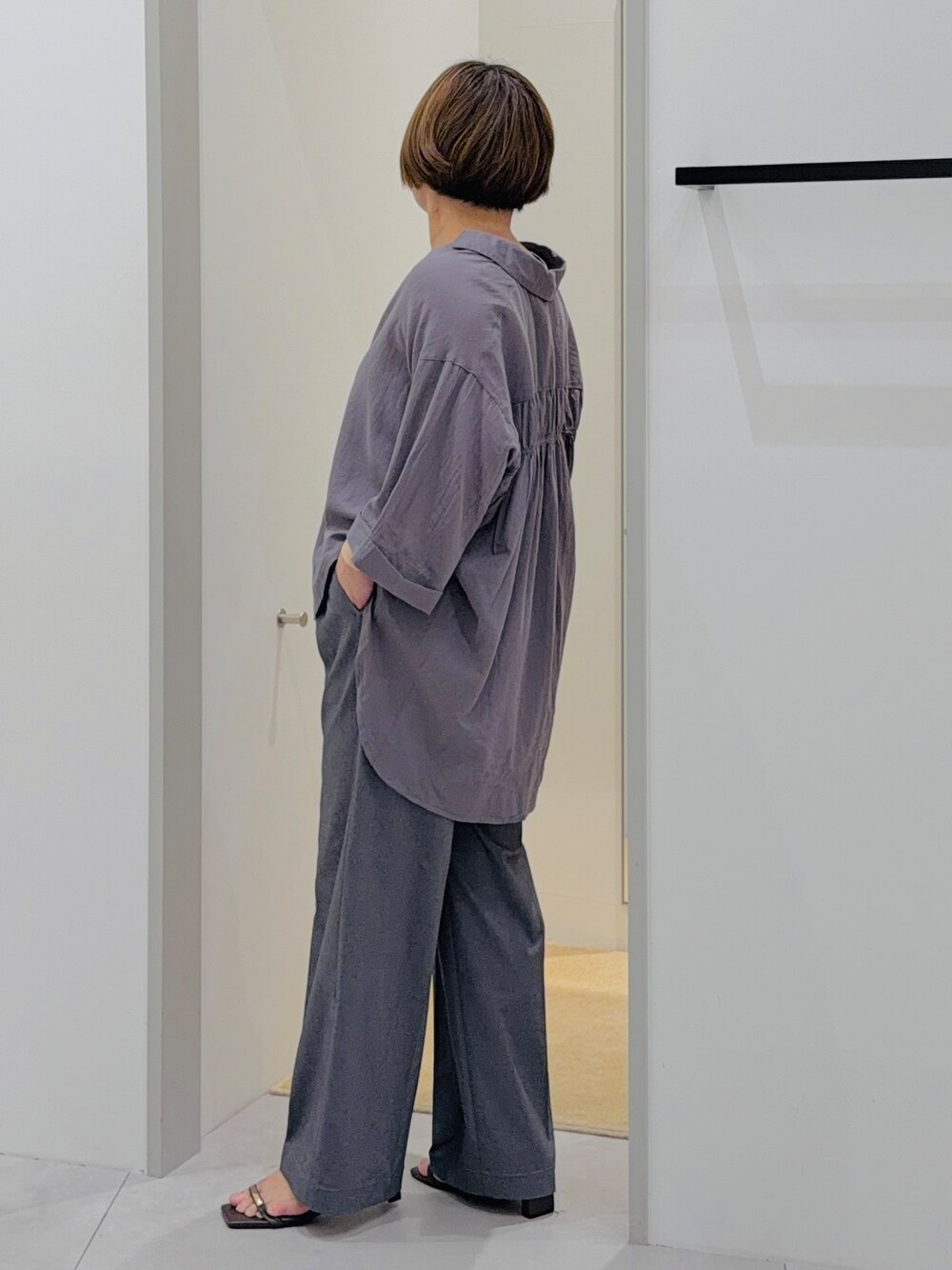ブラック系のシャツ/ブラウス、ブラック系のタンクトップ、グレー系のその他パンツを着用したレディースの夏コーディネートの4枚目の写真