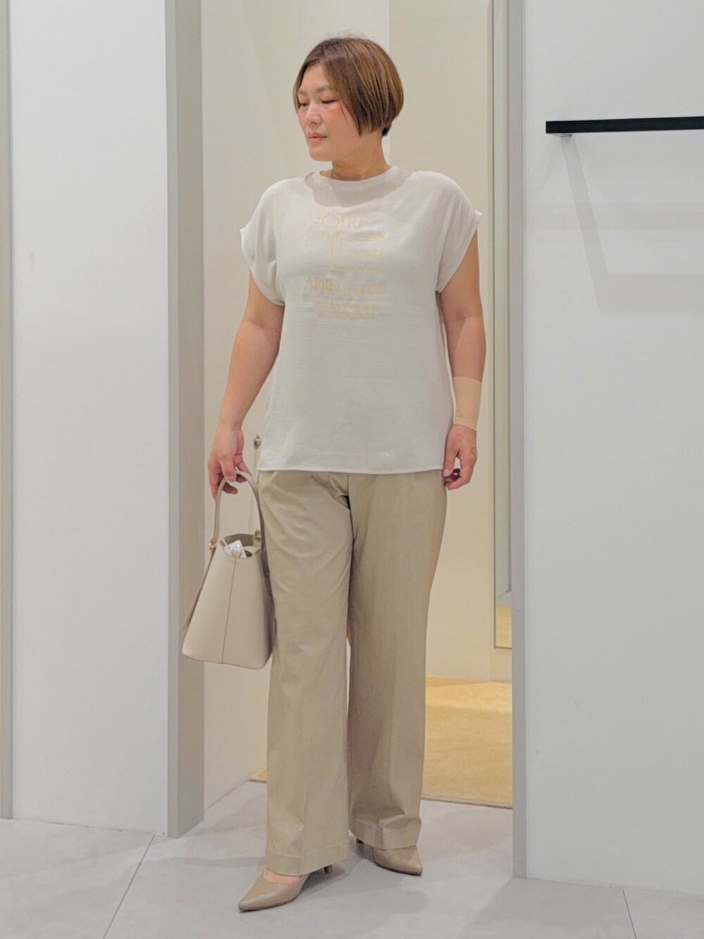 ベージュ系のTシャツ/カットソー、ベージュ系のその他パンツ、ベージュ系のパンプスを着用したレディースの夏コーディネートの2枚目の写真