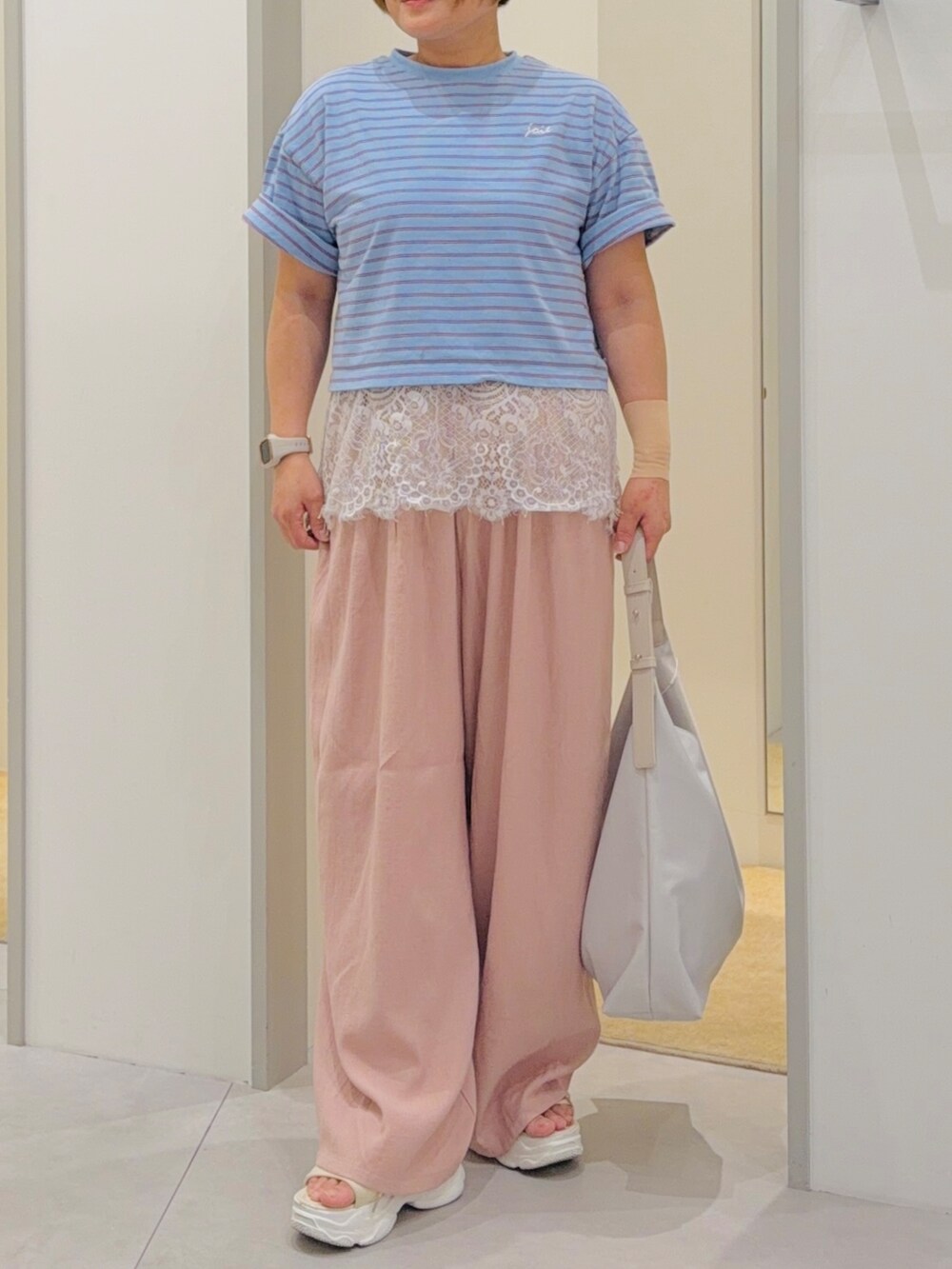 ブルー系のTシャツ/カットソー、ホワイト系のタンクトップ、ピンク系のその他パンツを着用したレディースの夏コーディネートの5枚目の写真