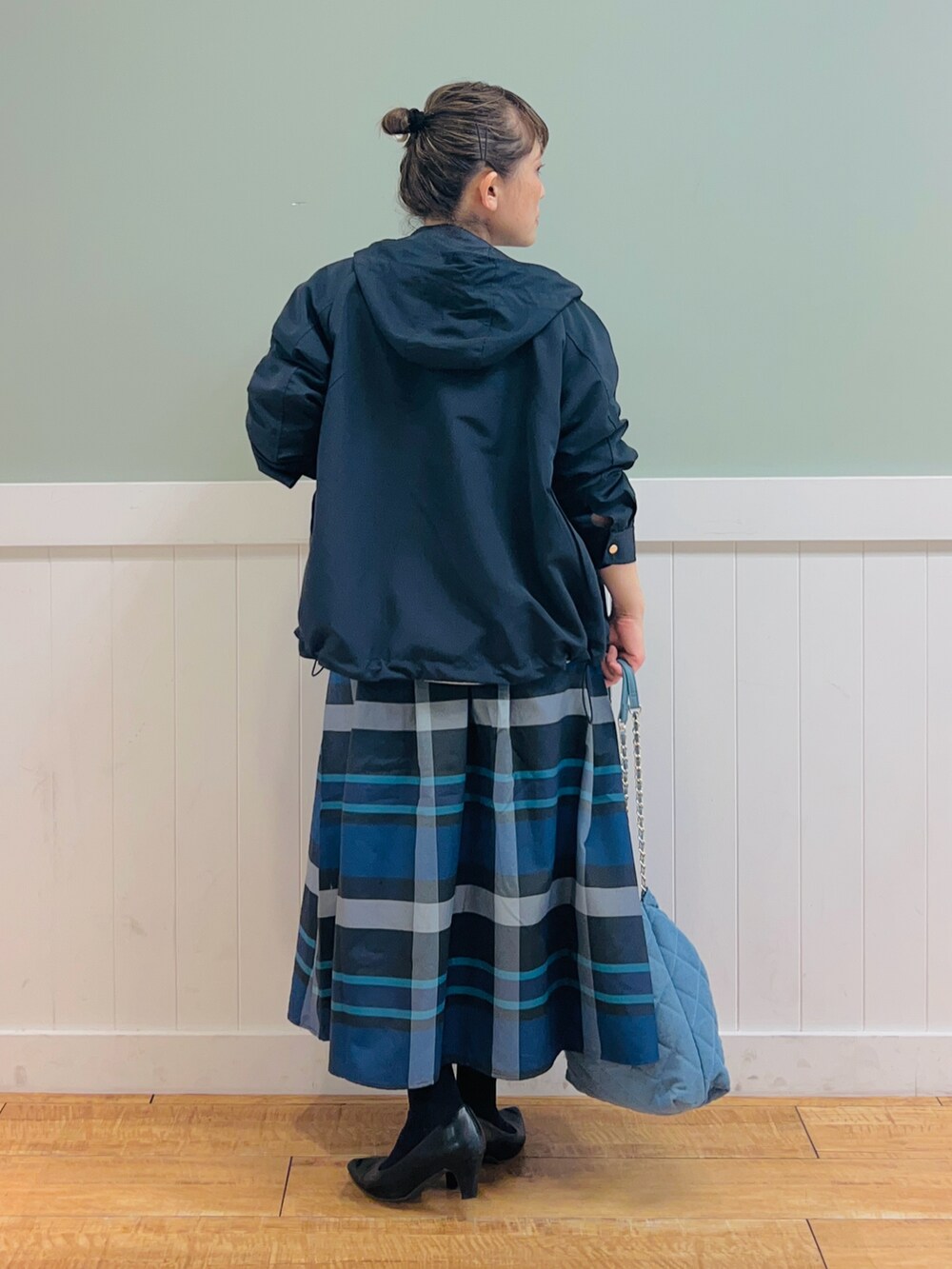 グレー系のスウェット、ブルー系のブルゾン、ブルー系のスカートを着用したレディースの春コーディネートの4枚目の写真