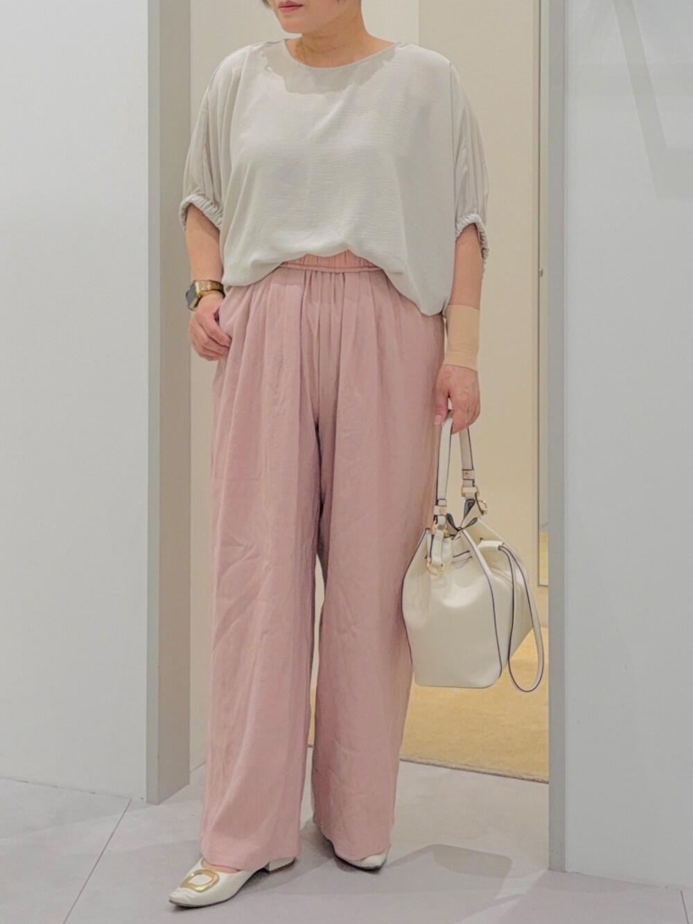 ベージュ系のシャツ/ブラウス、ピンク系のその他パンツ、ホワイト系のショルダーバッグを着用したレディースの夏コーディネートの5枚目の写真