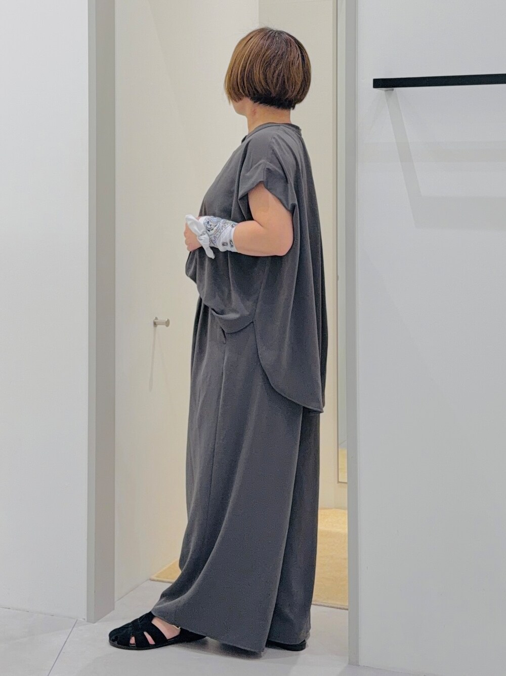ブラック系のシャツ/ブラウス、ブラック系のその他パンツ、ホワイト系のトートバッグを着用したレディースの夏コーディネートの3枚目の写真