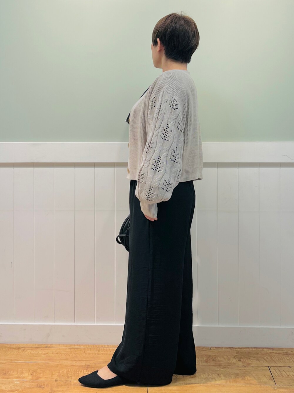 ベージュ系のカーディガン/ボレロ、ブラック系のシャツ/ブラウス、ブラック系のその他パンツを着用したレディースの秋コーディネートの2枚目の写真