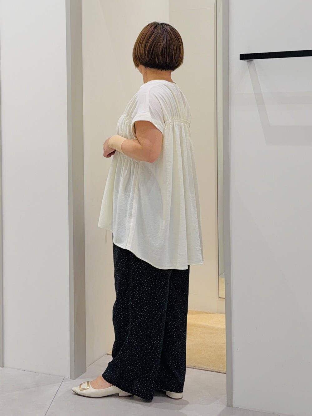 ホワイト系のシャツ/ブラウス、ブラック系のその他パンツ、ブラック系のショルダーバッグを着用したレディースの夏コーディネートの2枚目の写真