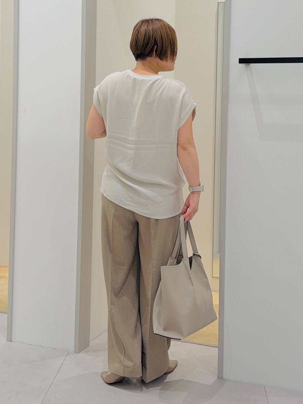 ベージュ系のTシャツ/カットソー、ベージュ系のその他パンツ、ベージュ系のトートバッグを着用したレディースの夏コーディネートの4枚目の写真