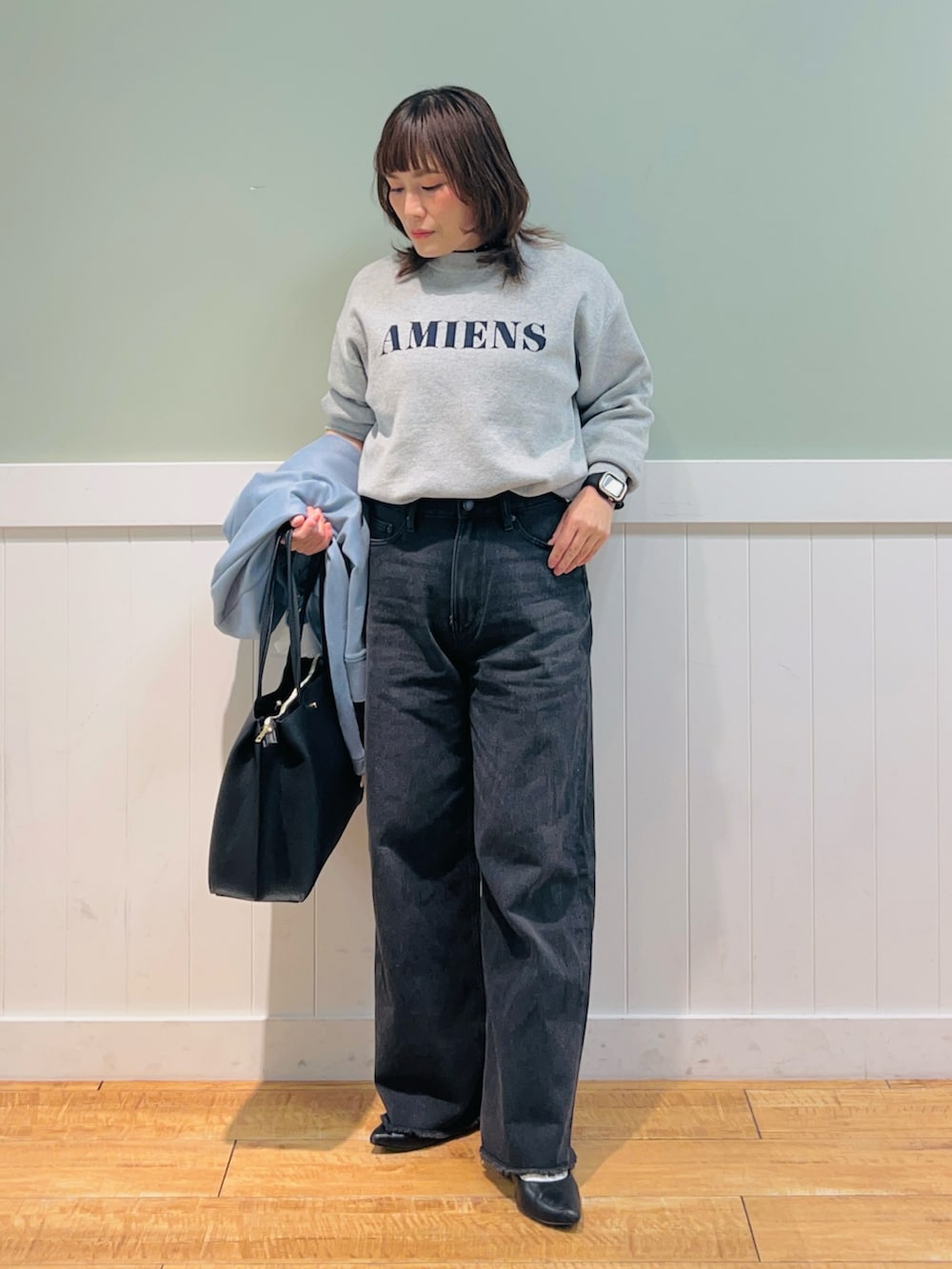 グレー系のニット/セーター、ブラック系のシャツ/ブラウス、ブルー系のノーカラーコートを着用したレディースの冬コーディネートの3枚目の写真