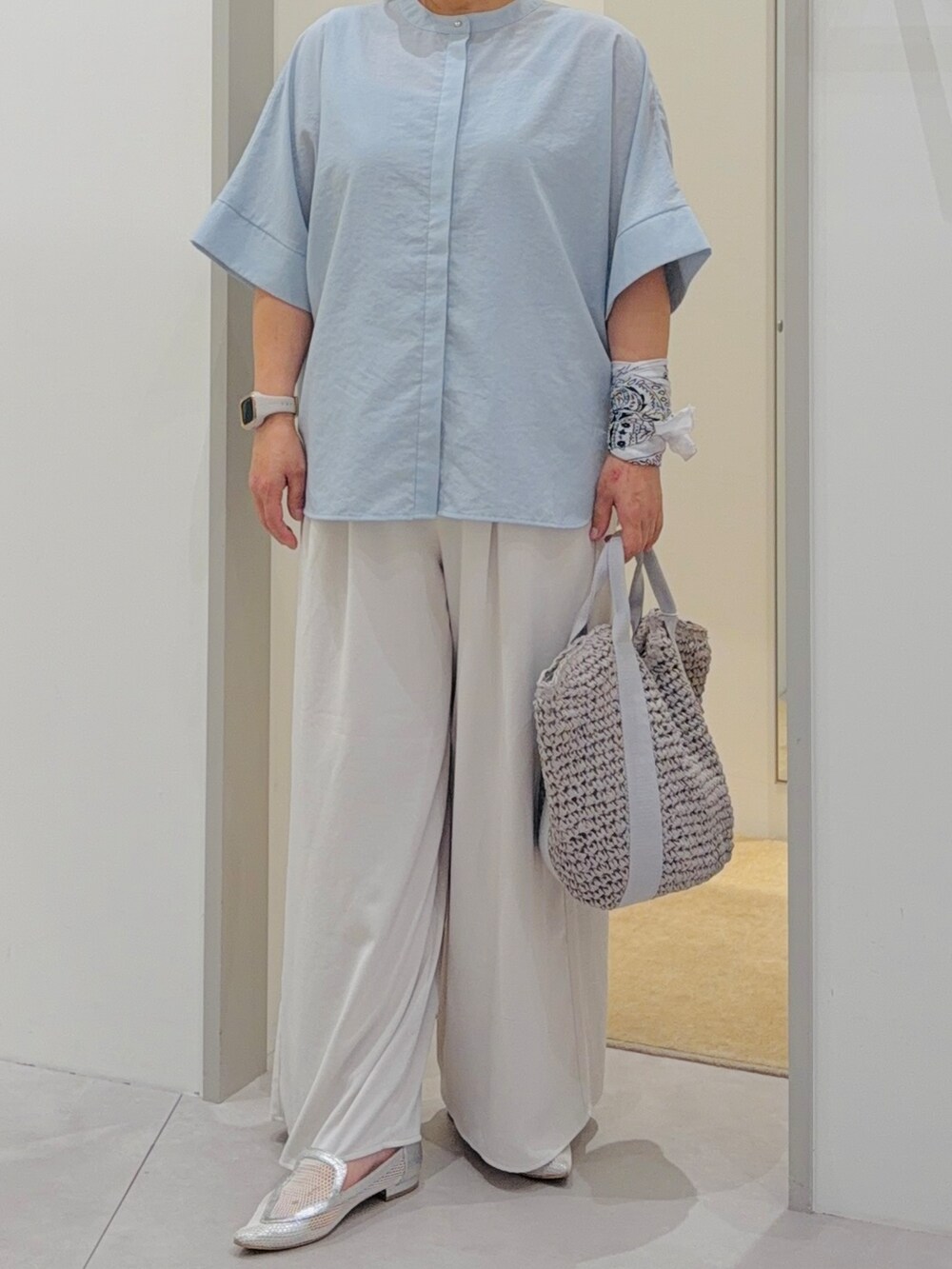 ブルー系のシャツ/ブラウス、ホワイト系のその他パンツ、グレー系のトートバッグを着用したレディースの夏コーディネートの5枚目の写真