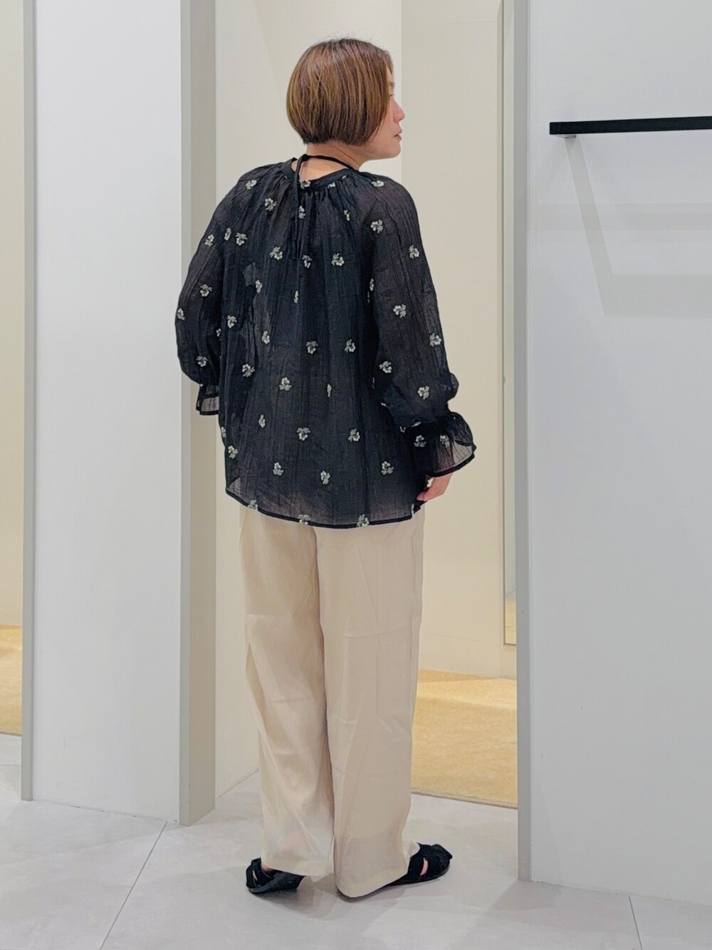 ブラック系のシャツ/ブラウス、ホワイト系のその他パンツ、ブラック系のサンダルを着用したレディースの夏コーディネートの3枚目の写真